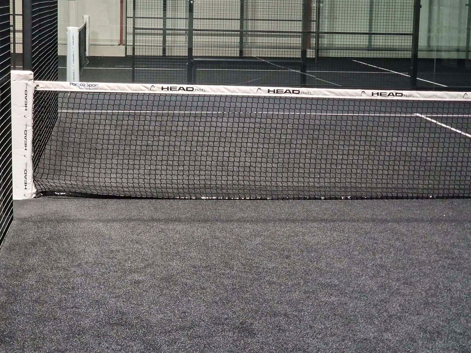 Net and black turf at Padel Izon