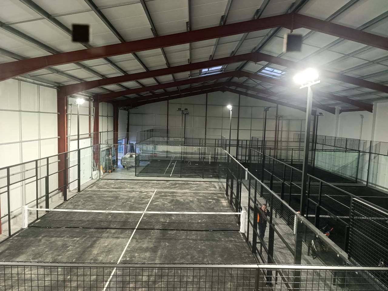 Overview of the Padel Izon hall and its black-turf courts